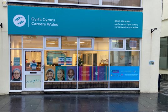 Kickstart your career with an EE apprenticeship