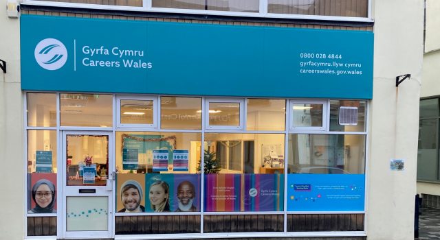 Kickstart your career with an EE apprenticeship